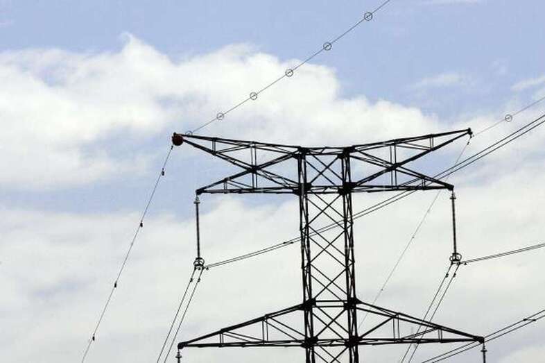 Imagen de archivo de una torre del tendido eléctrico de alta tensión (Foto EFE)